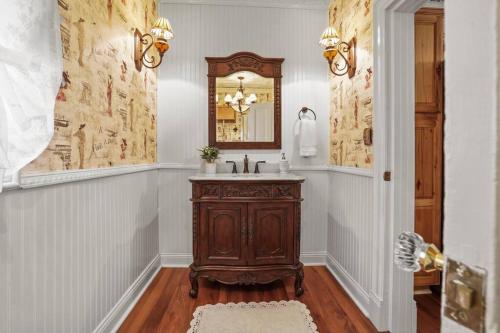 Charming Victorian Home - 2 minutes to downtown in แลนเคสเตอร์ (OH)