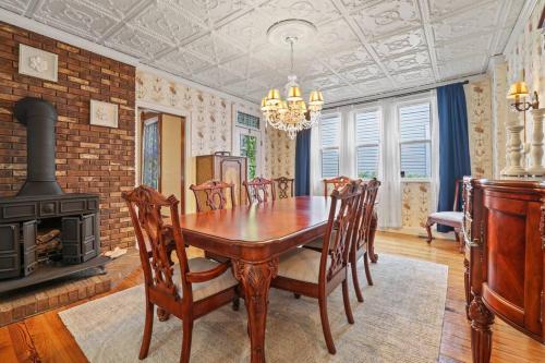 Charming Victorian Home - 2 minutes to downtown in แลนเคสเตอร์ (OH)