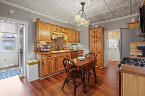 Charming Victorian Home - 2 minutes to downtown in แลนเคสเตอร์ (OH)