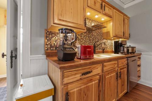 Charming Victorian Home - 2 minutes to downtown in แลนเคสเตอร์ (OH)