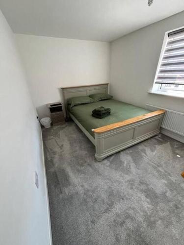 Private Room in a house with Parking in Lenton - image 4