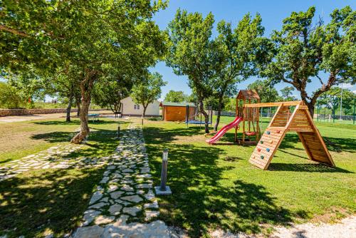 Spēļu laukums, Villa Romansa Miljevci near Krka National Park in Širitovci