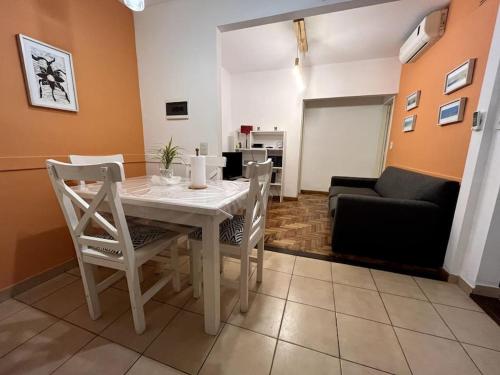 Alójate en Recoleta en este Cómodo Departamento 2 Ambientes - image 2