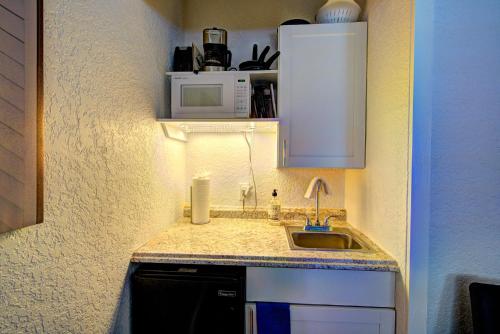 Efficiency 3 on water Las Olas beach and free kayaks in Fort Lauderdale, USA