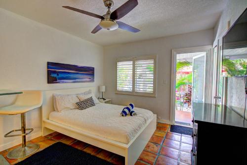 Efficiency 3 on water Las Olas beach and free kayaks in Fort Lauderdale, USA