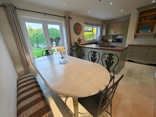 Cuina, King Arthur's Rest House, Hot Tub & Garden Sleeps 10 in Cary
