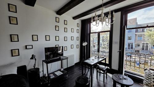 JoyJoyJoy the Black Beauty ecolicious studio in a canal house with French balcony with view on the canals, Амстердам (фото 4)