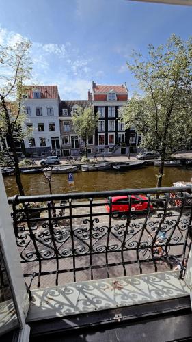 JoyJoyJoy the Black Beauty ecolicious studio in a canal house with French balcony with view on the canals, Амстердам (фото 8)