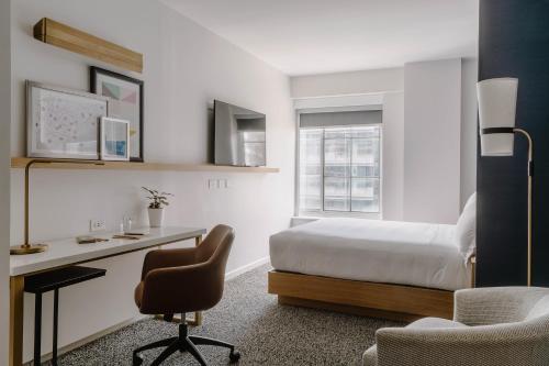 Standard Queen Room image 9