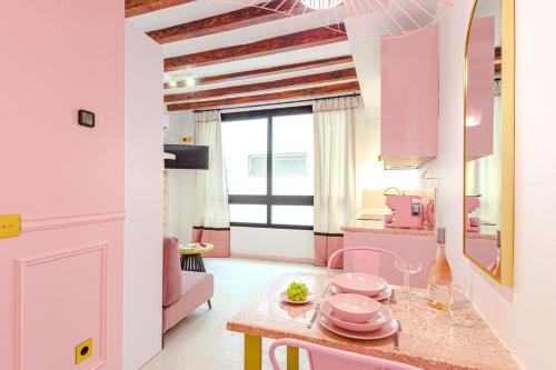 Glamorous pink studio in city center 2