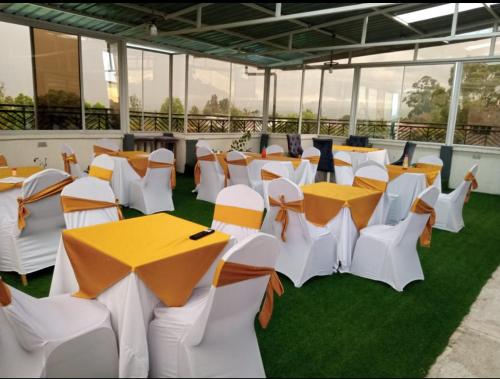 레스토랑, Executive Two & Three Bedroom Suites in 나쿠루