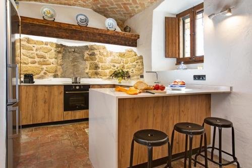Casa Torre Cruilles Big, Stylish, Modernized 'Castle' Prime Costa Brava with AC in Monells
