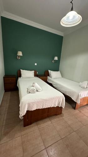 2 twin beds