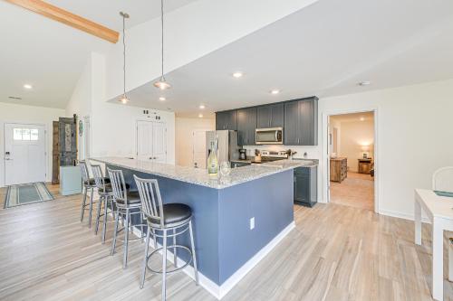 Screened Deck and Dock Waterfront Lake Anna Home! Screened Deck and Dock Waterfront Lake Anna Home!