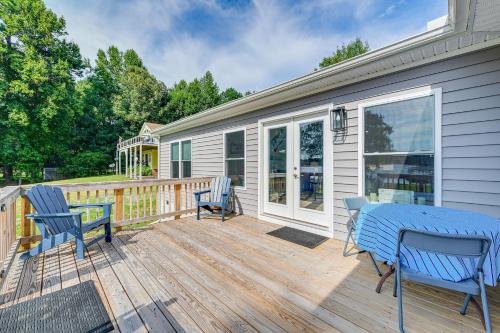 Screened Deck and Dock Waterfront Lake Anna Home! Screened Deck and Dock Waterfront Lake Anna Home!