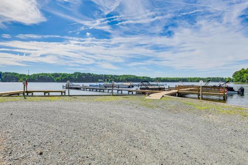 Screened Deck and Dock Waterfront Lake Anna Home! Screened Deck and Dock Waterfront Lake Anna Home!