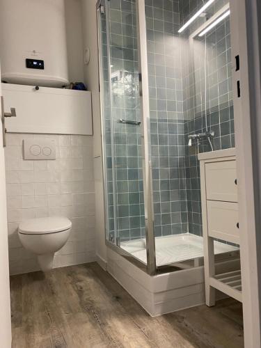 Aux pieds des plages, du port, de la piste cyclable et des commerces de proximité, un studio au dernier étage avec une vue panoramique sur le Bassin d'Arcachon, entièrement rénové, dans une résidence avec piscine