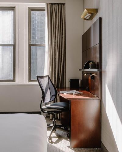 Standard Queen Room image 4