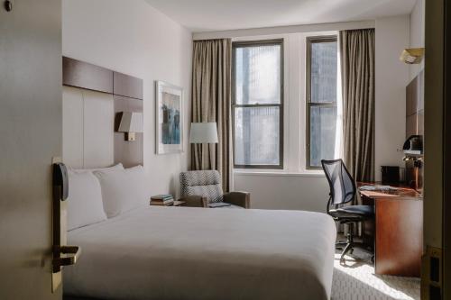 Standard Queen Room image 5