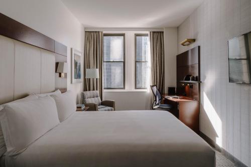 Standard Queen Room image 9