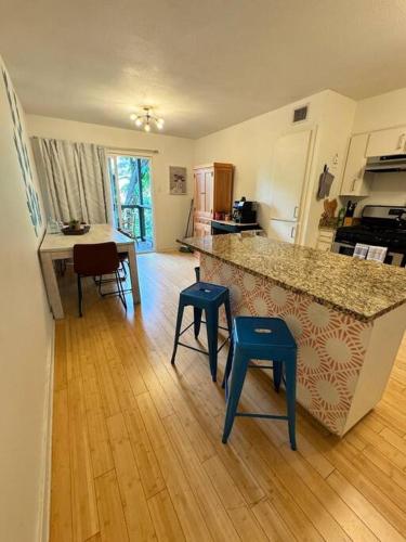 2 bed with Pool and Creek Views Near Congress Ave in Austin, USA