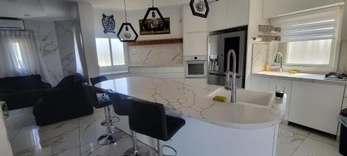 廚房, Penthouse in Ramat Gan Next to Sheba Hospital in 郊區/機場