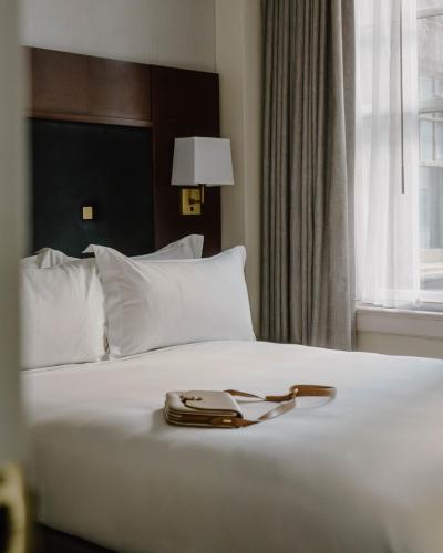 Standard Queen Room image 3