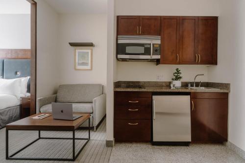 One-Room Suite with Kitchenette room in Club Quarters Hotel in Houston