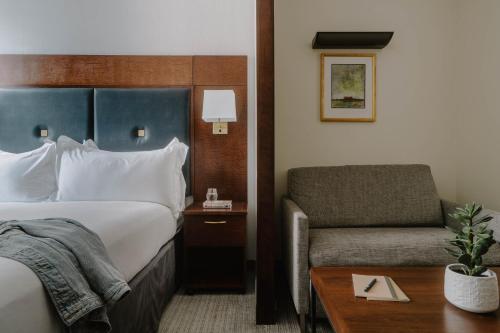 One-Room Suite with Kitchenette image 5