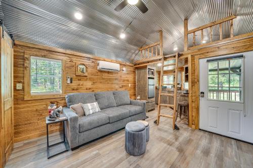 Couples Cabin in Broken Bow about 5 Mi to Downtown! in Broken Bow, USA