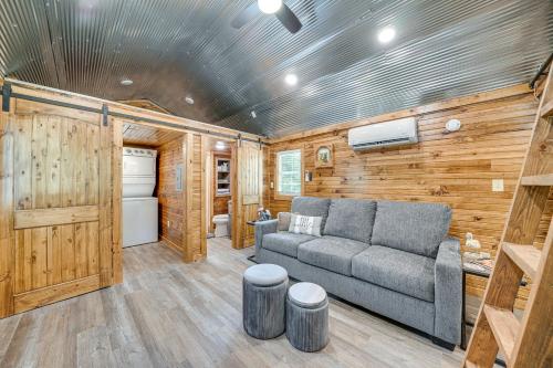 Couples Cabin in Broken Bow about 5 Mi to Downtown! thumb 4