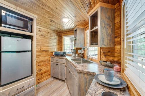 Couples Cabin in Broken Bow about 5 Mi to Downtown! in Broken Bow, USA