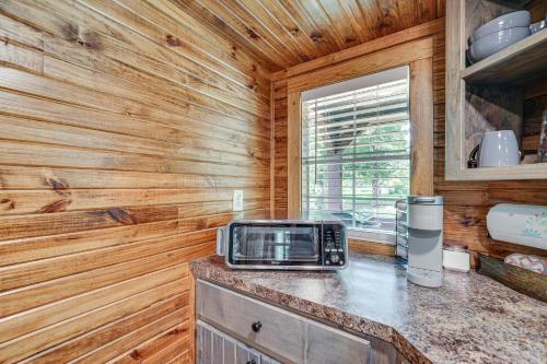 Couples Cabin in Broken Bow about 5 Mi to Downtown! detail