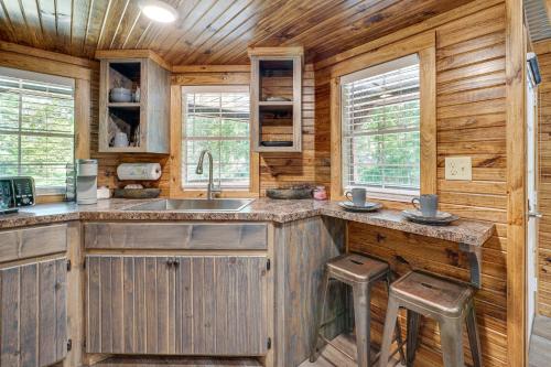 Couples Cabin in Broken Bow about 5 Mi to Downtown! in Broken Bow, USA