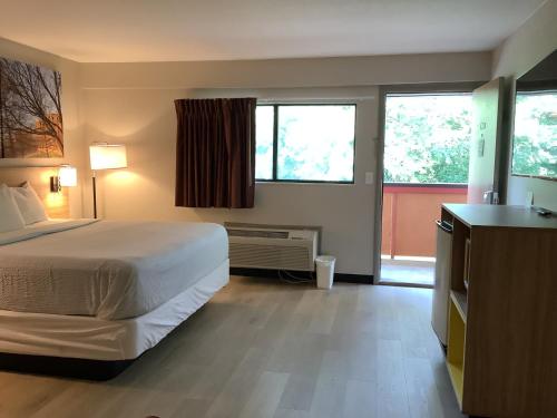 Days Inn by Wyndham Kingdom City - image 2