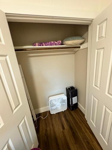 Pet Friendly 3 bedroom with a Cowboy Pool close to Congress in Austin, USA