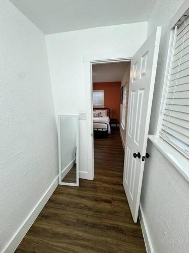 Pet Friendly 3 bedroom with a Cowboy Pool close to Congress in Austin, USA
