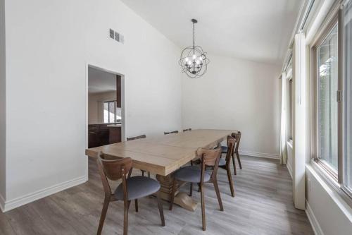 Elm Mountain View Fire pit, quiet and more in Crestcenta Valley