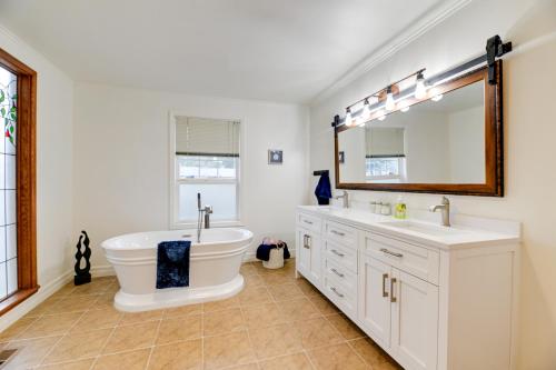 Spacious Grants Pass Home with Hot Tub and River Views Spacious Grants Pass Home with Hot Tub and River Views
