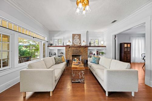 Mistletoe Heights Bungalow