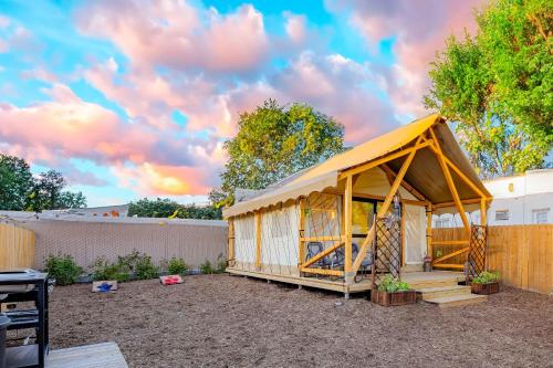 Urban Oasis Luxe Glamping with King Bed & BBQ in Glendora, USA
