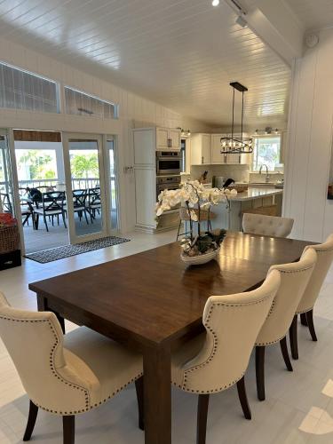 Beautiful updated stilted home makes for a super getaway, home in Key Largo, USA