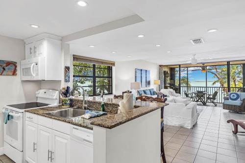 Beautiful End Unit with water views from all windows overlooks the Bay and Tropical Beach Setting condo in Key Largo, USA