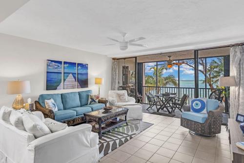 Beautiful End Unit with water views from all windows overlooks the Bay and Tropical Beach Setting condo in Key Largo, USA