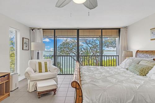 Beautiful End Unit with water views from all windows overlooks the Bay and Tropical Beach Setting condo in Key Largo, USA
