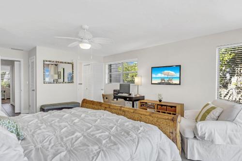 Beautiful End Unit with water views from all windows overlooks the Bay and Tropical Beach Setting condo in Key Largo, USA