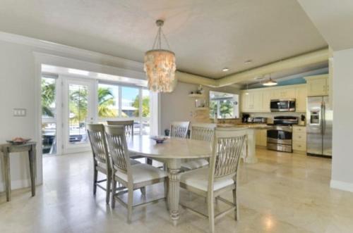 Beautifully remodeled roomy single family stilt home, home in Islamorada, USA