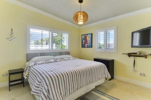 Beautifully remodeled roomy single family stilt home, home in Islamorada, USA