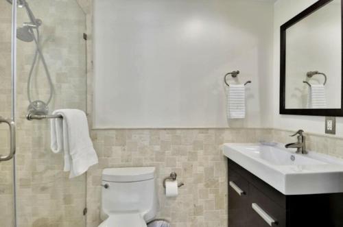 Beautifully remodeled roomy single family stilt home, home in Islamorada, USA