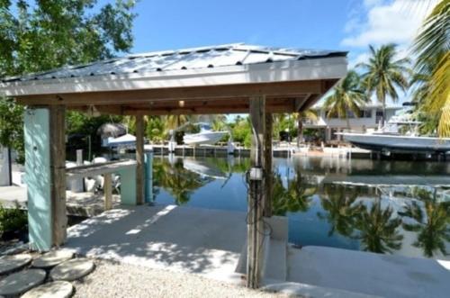 Beautifully remodeled roomy single family stilt home, home in Islamorada, USA